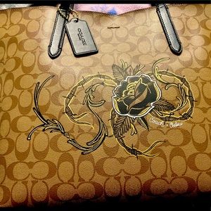 Beautiful Ladies COACH bag tote style front design